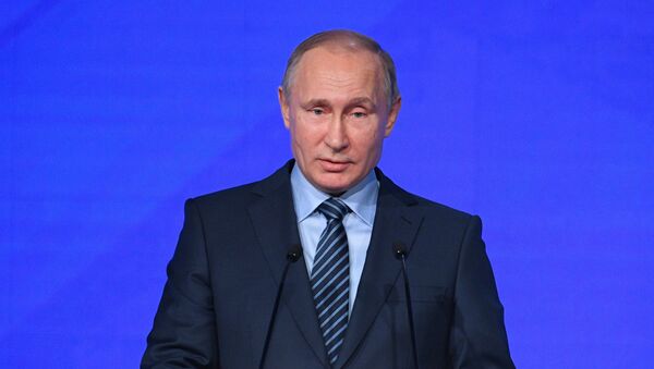 Vladímir Putin, presidente de Rusia, da un discurso en el foro internacional en honor a Evgueni Primakov - Sputnik Mundo