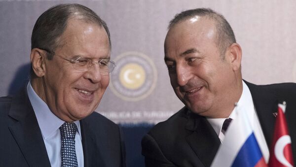 Ministro de Exteriores de Rusia, Serguéi Lavrov, y su homólogo de Turquía, Mevlut Cavusoglu - Sputnik Mundo