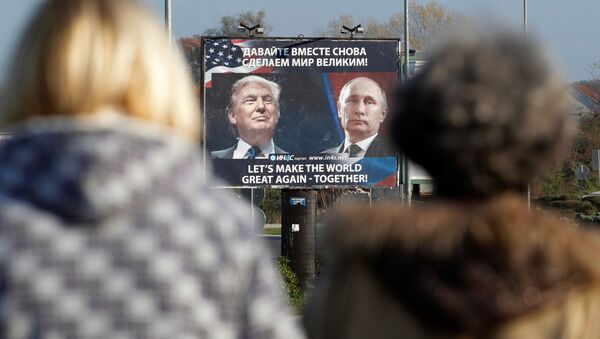 Un anuncio con fotos de Donald Trump y Vladímir Putin en Montenegro - Sputnik Mundo