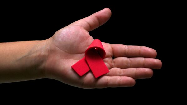El lazo rojo, símbolo de la lucha contra el VIH y el sida (archivo) - Sputnik Mundo