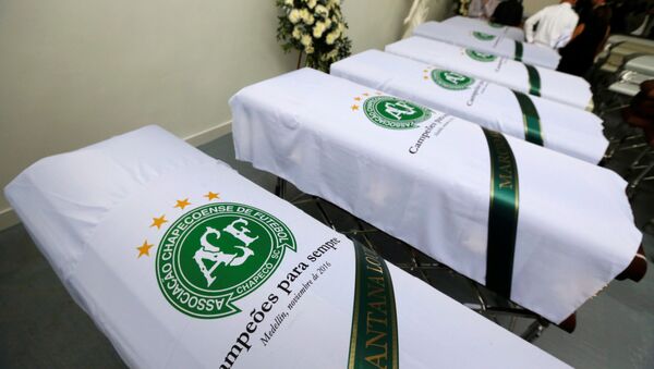 Los ataúdes con los restos de las víctimas del accidente aéreo con el equipo Chapecoense - Sputnik Mundo