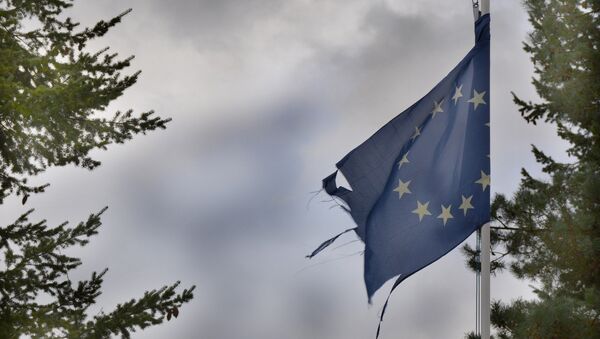 La bandera rasgada de la UE - Sputnik Mundo