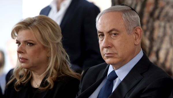 Sara Netanyahu y el primer ministro israelí, Benjamín Netanyahu - Sputnik Mundo