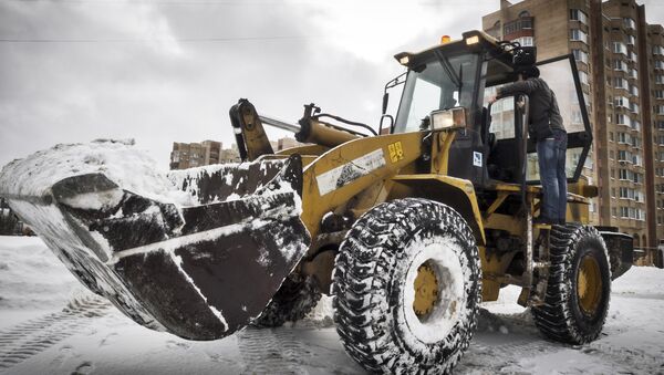 Un tractor de servicios públicos recoge la nieve en Moscú - Sputnik Mundo