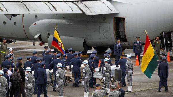 Los ataudes con los cuerpos de bolivianos se cargan a bordo de un avión Hércules - Sputnik Mundo