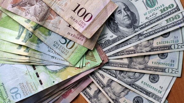 Bolívares venezolanos y dólares estadounidenses (archivo) - Sputnik Mundo