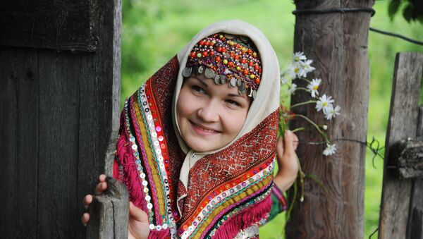 Mujer del pueblo ugrofinés mari, que habita en las orillas del río Volga en la república de Mari El, Rusia. - Sputnik Mundo