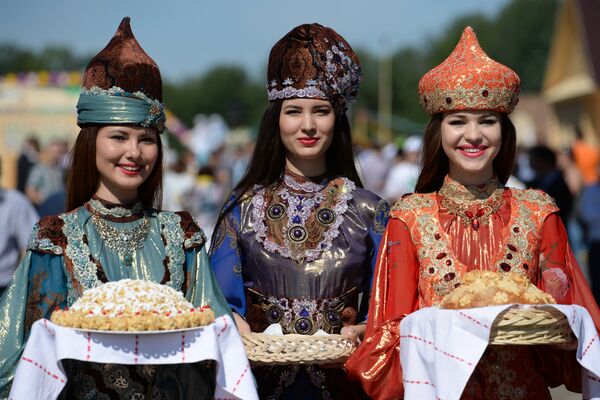Mujeres en trajes nacionales tártaros en Kazán. - Sputnik Mundo