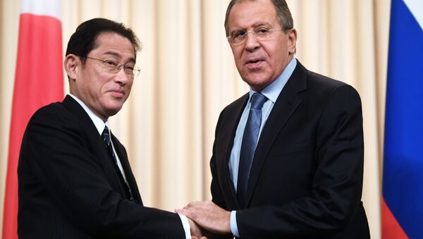 Fumio Kishida, ministro de Exteriores de Japón y su homólogo ruso, Seguéi Lavrov - Sputnik Mundo