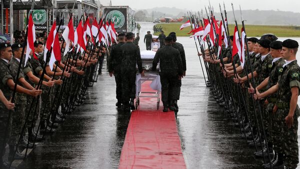 El ataúd con los restos de las víctimas del accidente aéreo en Colombia - Sputnik Mundo