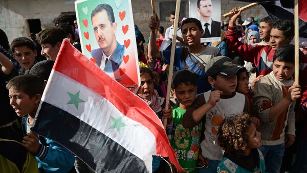 Los habitantes de la localidad Kaukab en Siria durante la entrega de la ayuda humanitaria rusa - Sputnik Mundo