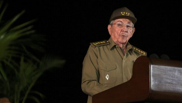 Cuban President Raul Castro speaks at a tribute in honor of former Cuban leader Fidel Castro in Santiago de Cuba - Sputnik Mundo