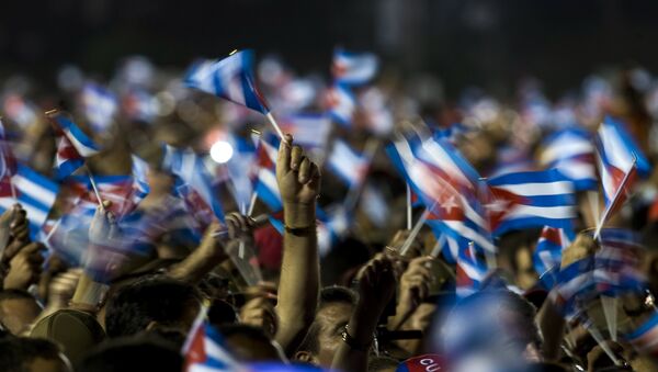 La gente con las banderas de Cuba - Sputnik Mundo