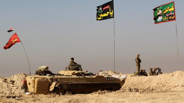 Los soldados del Ejército iraquí en el vehículo BMP-1 a 30 km de Mosul - Sputnik Mundo