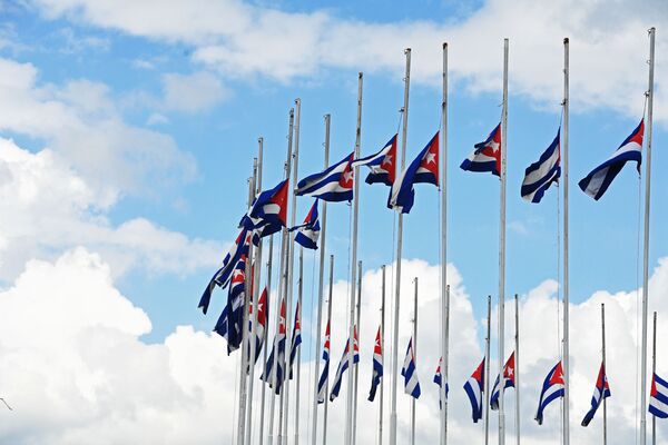 Banderas de Cuba a media asta por la muerte de Fidel Castro - Sputnik Mundo