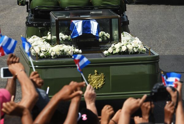 El automóvil con las cenizas del comandante Fidel Castro arriba a la ciudad de Santiago de Cuba - Sputnik Mundo