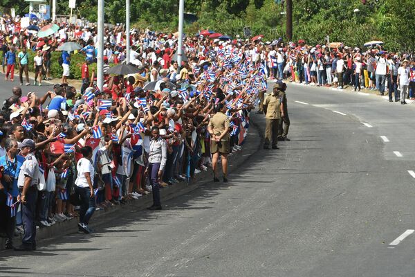 El pueblo cubano espera el cortejo fúnebre con las cenizas del comandante Fidel Castro en la ciudad de Santiago de Cuba - Sputnik Mundo