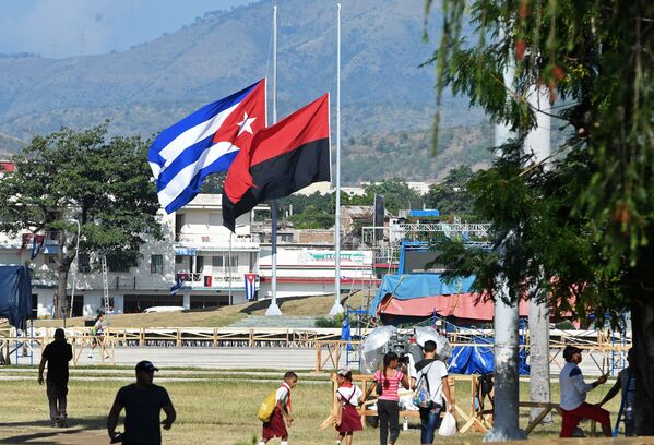 Las banderas de Cuba y del 'Movimiento 26 de Julio' a media asta por la muerte de Fidel Castro - Sputnik Mundo
