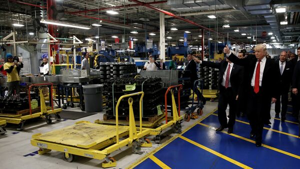 U.S. President-elect Donald Trump and Vice-President Elect Mike Pence tour a Carrier factory in Indianapolis - Sputnik Mundo