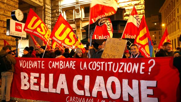 Una manifestación contra la aprobación de una reforma constitucional en Italia - Sputnik Mundo