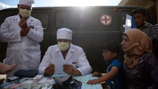 Russian doctors provide consultations to residents of Kaukab, Syria during the distribution of Russian humanitarian aid - Sputnik Mundo