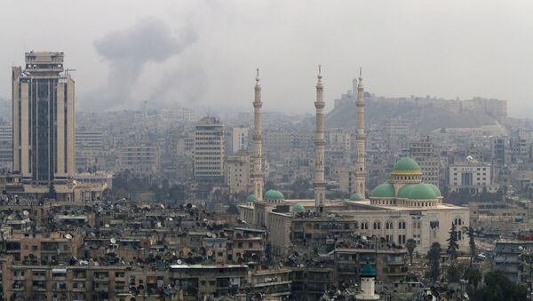 Smoke rises after strikes on Aleppo, Syria - Sputnik Mundo