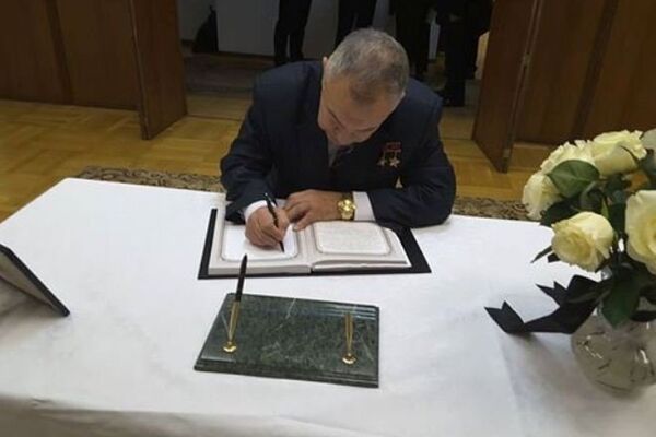Cosmonauta Yuri Romanenko durante la firma del libro de condolencias - Sputnik Mundo
