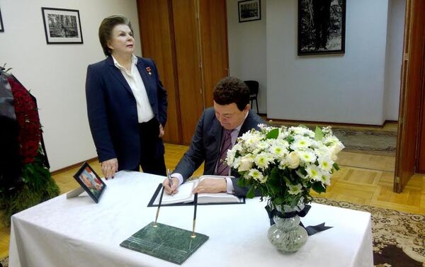 La primera mujer cosmonauta, Valentina Tereshkova y Iósif Kobzon durante la firma del libro de condolencias - Sputnik Mundo
