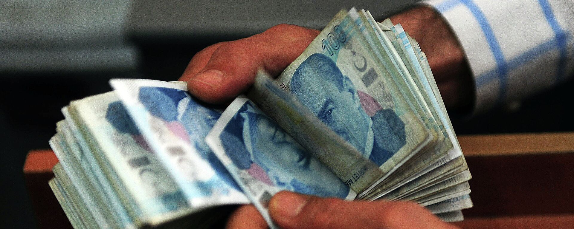 An exchange office worker counts Turkish lira banknotes in Istanbul on June 8, 2015 - Sputnik Mundo, 1920, 24.08.2022