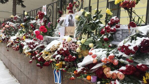 Flores en homenaje a Fidel Castro cerca de la Embajada de Cuba en Moscú - Sputnik Mundo
