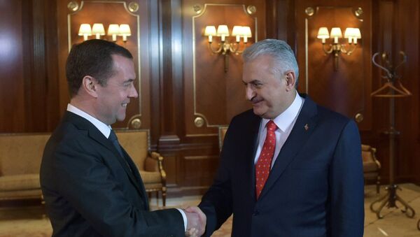 Primer ministro de Rusia, Dmitri Medvédev, y su homólogo turco, Binali Yildirim - Sputnik Mundo