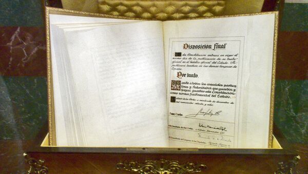 Ejemplar de la constitución española de 1978 en el Congreso (imagen referencial) - Sputnik Mundo