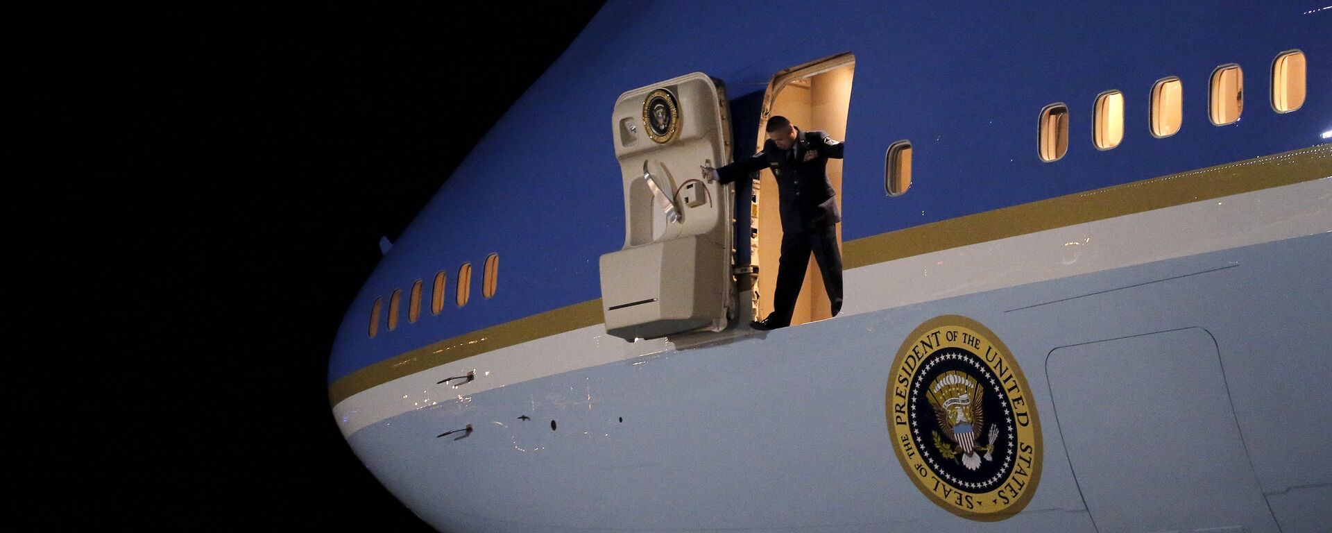 An Air Force officer opens the door of Air Force One as U.S. President Barack Obama arrives at Joint Base Andrews from New Jersey and New York, in Maryland - Sputnik Mundo, 1920, 05.04.2021
