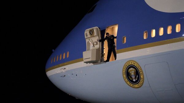 An Air Force officer opens the door of Air Force One as U.S. President Barack Obama arrives at Joint Base Andrews from New Jersey and New York, in Maryland - Sputnik Mundo