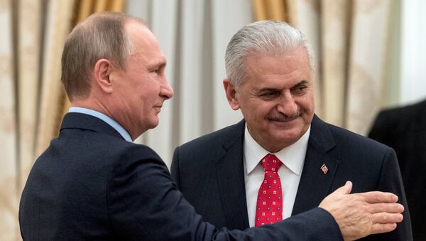 El presidente de Rusia, Vladímir Putin, y el primer ministro de Turquía, Binali Yildirim - Sputnik Mundo