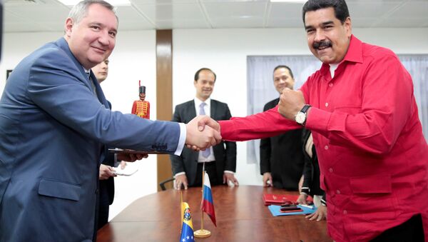 La reunión del vice primer ministro ruso, Dmitri Rogozin, con el mandatario venezolano, Nicolás Maduro, en el palacio de Miraflores - Sputnik Mundo