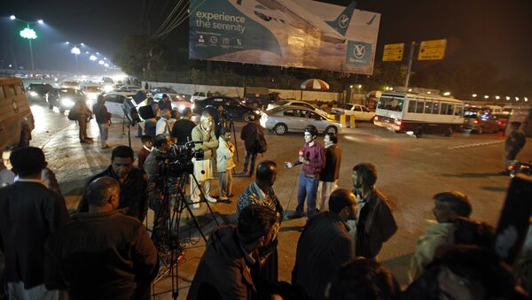 Pakistani media and residents gather at Benazir Bhutto International Airport following a report that a passenger plane from Chitral, in the country's north, had crashed near a village near the town of Havelian, in Islamabad, Pakistan, Wednesday, Dec. 7, 2016. - Sputnik Mundo
