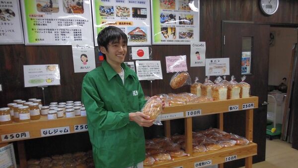 Un alumno japonés que hornea el pan ruso - Sputnik Mundo