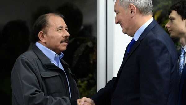 Daniel Ortega, presidente nicaragüense y vice primer ministro ruso, Dmitri Rogozin - Sputnik Mundo