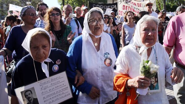 Nora Cortinaz (R), the leader of the human rights group Madres de Plaza de Mayo (Mothers of the Disappeared), and other members of the organization walk during the annual March of Resistance in front of the Casa Rosada Presidential Palace, in Buenos Aires - Sputnik Mundo