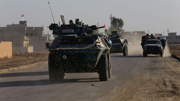 Iraqi security forces members drive a military vehicle in Qaraqosh, near Mosul, Iraq December 9, 2016. - Sputnik Mundo