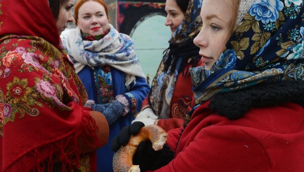 Mujeres en trajes típicos de la antigua Rusia - Sputnik Mundo