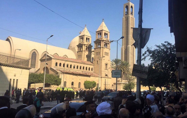 Multitud en los alrededores de la iglesia copta después de la explosión - Sputnik Mundo