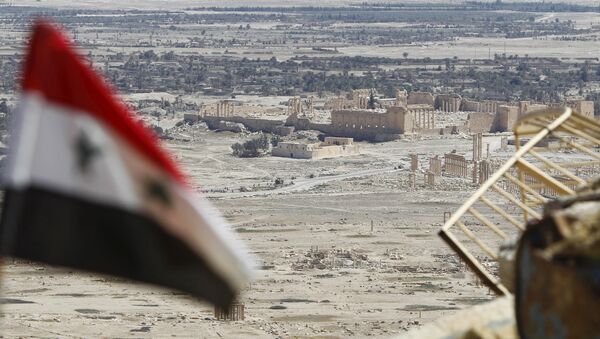 FILE PHOTO A Syrian national flag flutters as the ruins of the historic city of Palmyra are seen in the background, in Homs Governorate, Syria April 1, 2016. REUTERS/Omar Sanadiki/File Photo - Sputnik Mundo