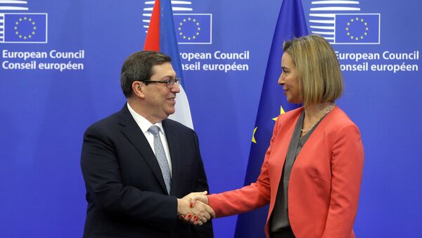 Federica Mogherini, alta representante de la Unión para Asuntos Exteriores y Política de Seguridad de la Unión Europea, y el ministro de Asuntos Exteriores de Cuba, Bruno Rodríguez Parrilla - Sputnik Mundo