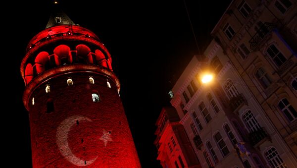A Turkish flag is projected on the historical Galata Tower in tribute to the victims of Saturday's blasts, in Istanbul, Turkey, early December 12, 2016. REUTERS/Murad Sezer - Sputnik Mundo