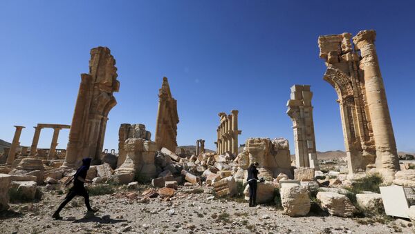 Periodistas caminando entre las ruinas de la histórica ciudad de Palmira - Sputnik Mundo