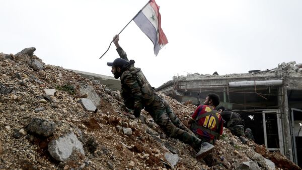 Militar sirio emplaza la bandera nacional de Siria - Sputnik Mundo