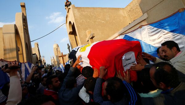 Funeral de las víctimas del atentado en la catedral copta en El Cairo, Egipto - Sputnik Mundo
