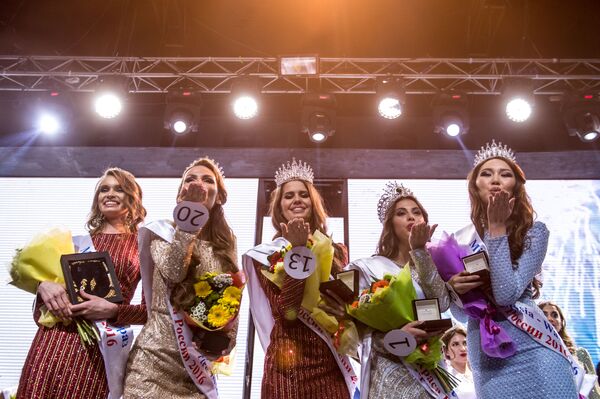 Las hermosas finalistas del concurso 'Belleza de Rusia 2016' - Sputnik Mundo